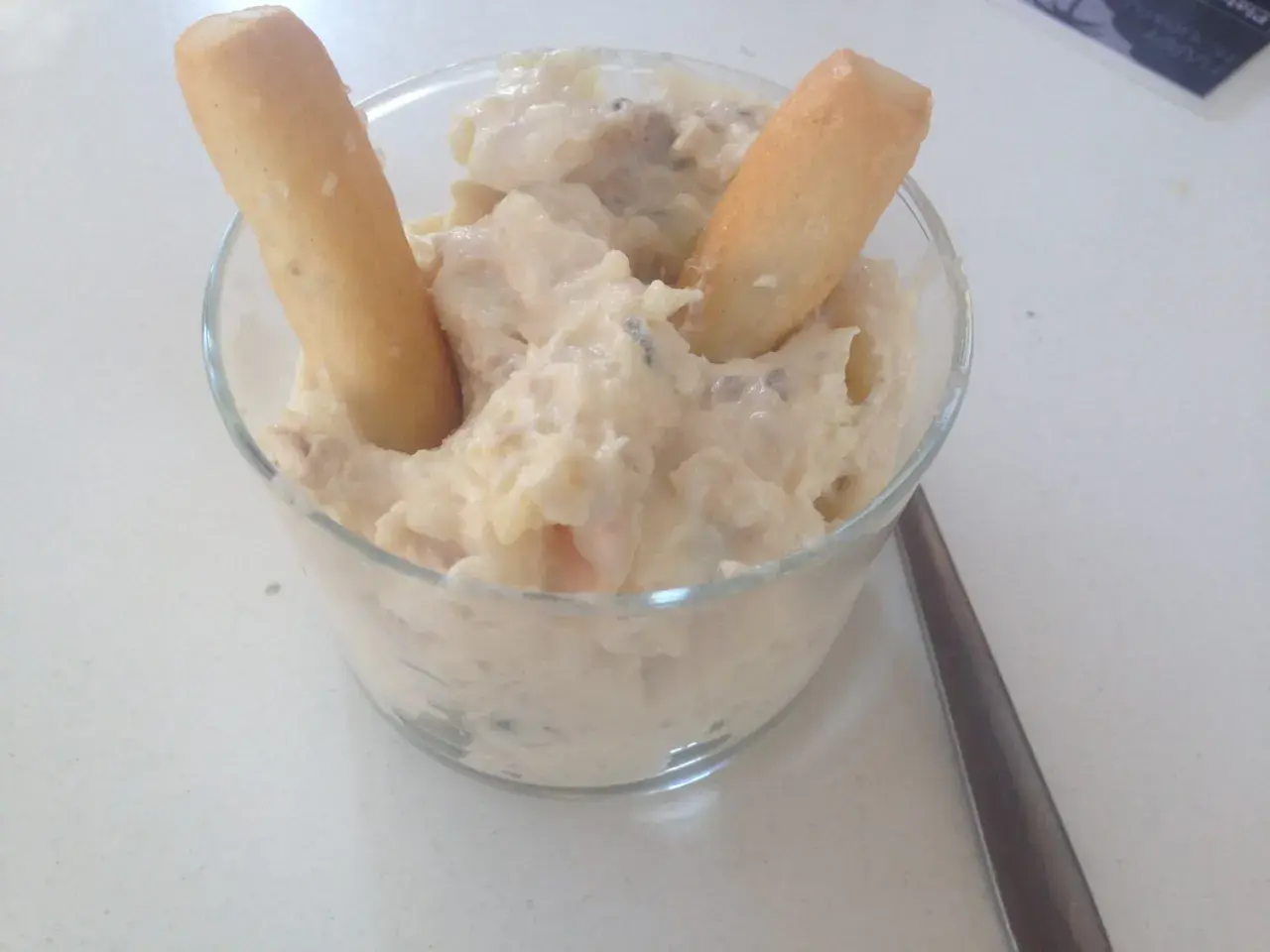 Cremige ensaladilla rusa andaluza mit Grissini im Glas. Ein köstlicher Snack!