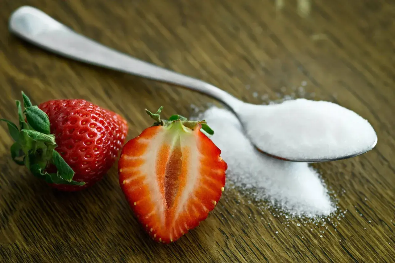 Fraises et cuillère de sucre, un rappel pour ne plus manger de sucre.