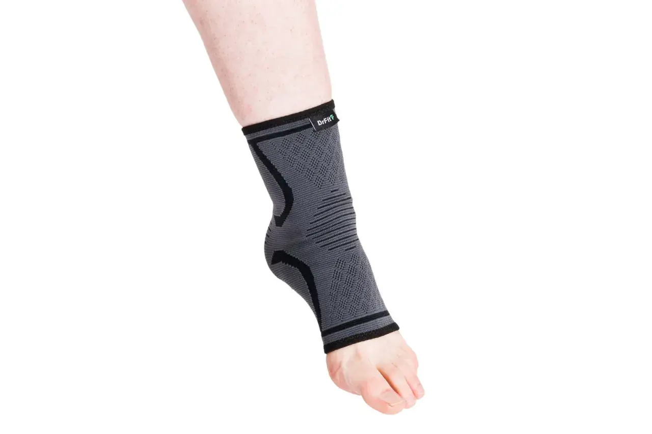 Szary stabilizator stawu skokowego DrFit, zapewniający wsparcie i ochronę.