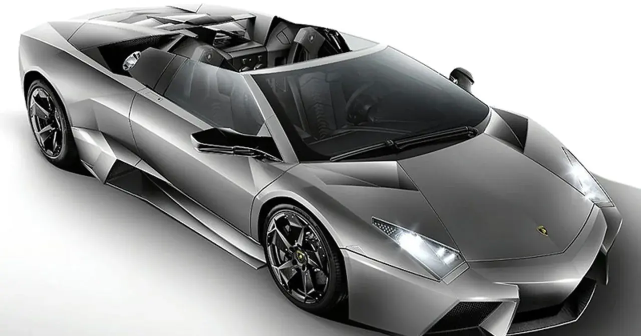 Srebrny, otwarty Lamborghini Reventon z czarnymi felgami i wnętrzem, gotowy do jazdy.