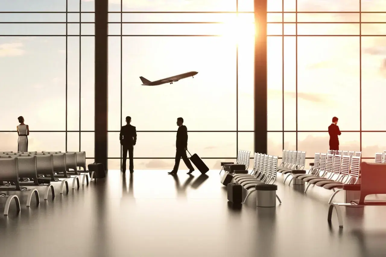 Menschen im Flughafen-Wartebereich, ein Flugzeug startet. Gute flug buchen tipps helfen, diese Szene zu vermeiden.