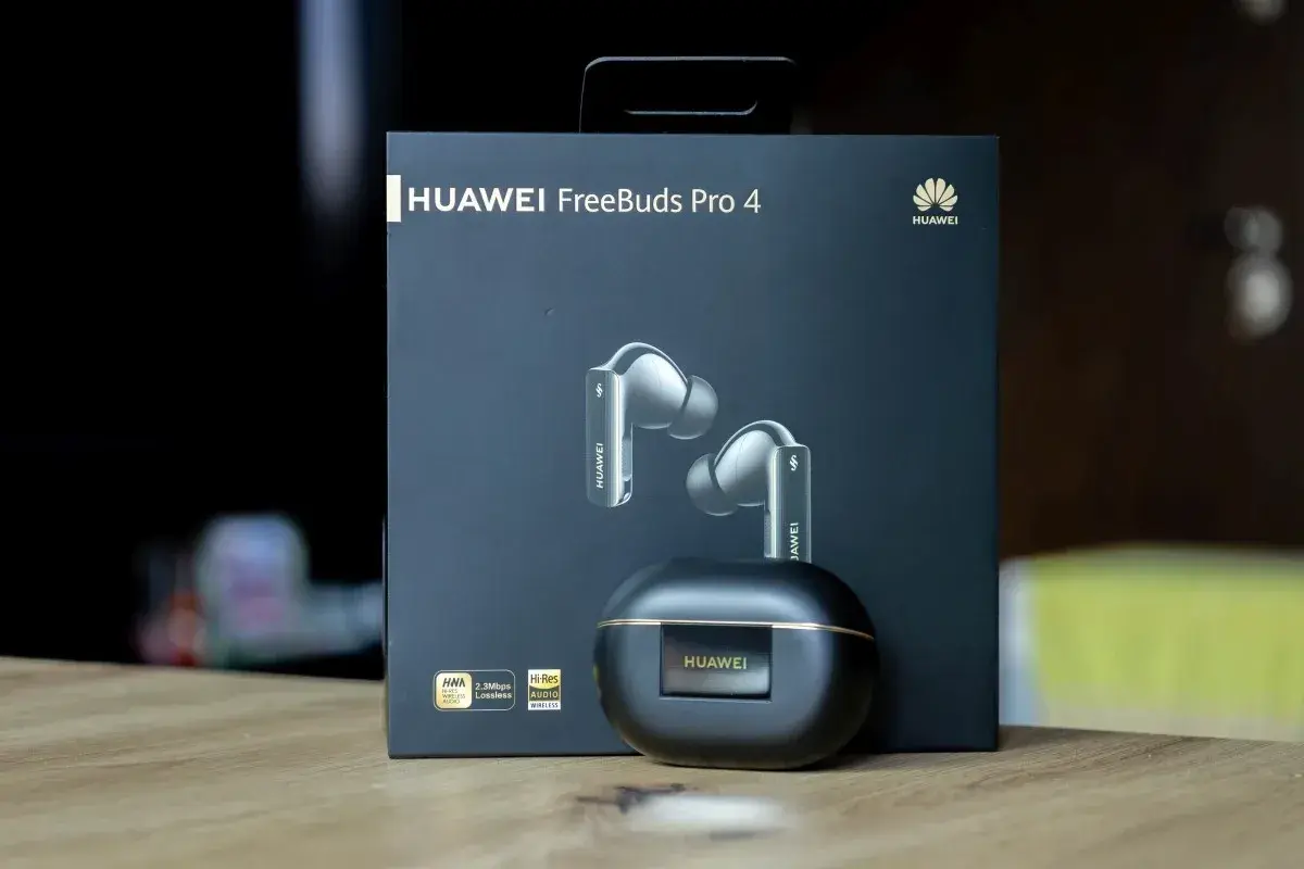 Pudełko słuchawek HUAWEI FreeBuds Pro 4. Dowiedz się, jak podłączyć słuchawki bezprzewodowe do telefonu Huawei.