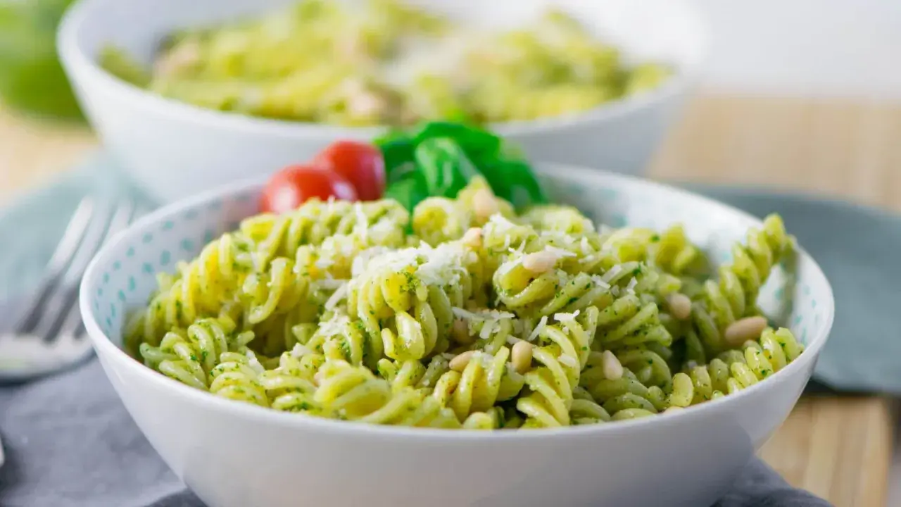 Fusilli-Nudeln mit Basilikum Pesto, Pinienkernen und Parmesan. Ein einfaches und leckeres Gericht, perfekt für schnelle Rezepte mit Basilikum Pesto.
