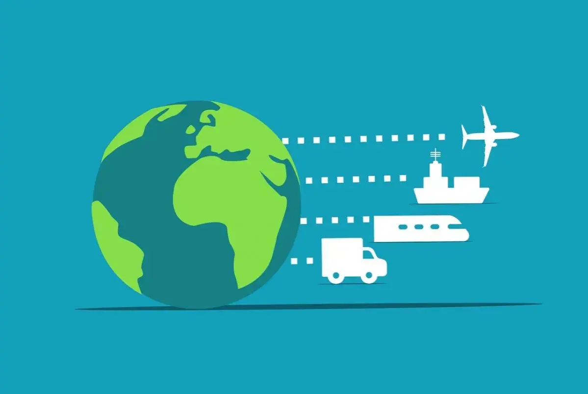Globus z zielonymi kontynentami, obok samolot, statek, pociąg i ciężarówka symbolizujące globalne problemy logistyczne.