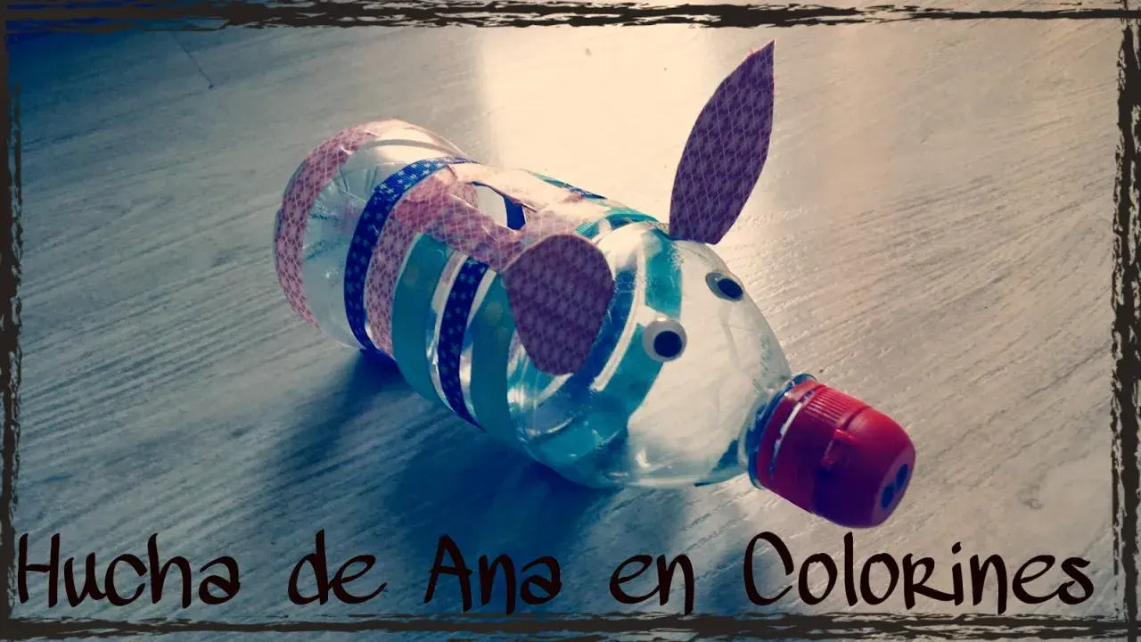 Hucha de hucha manualidades hecha con botella, decorada con cintas de colores y ojos saltones. ¡Un cerdito divertido!