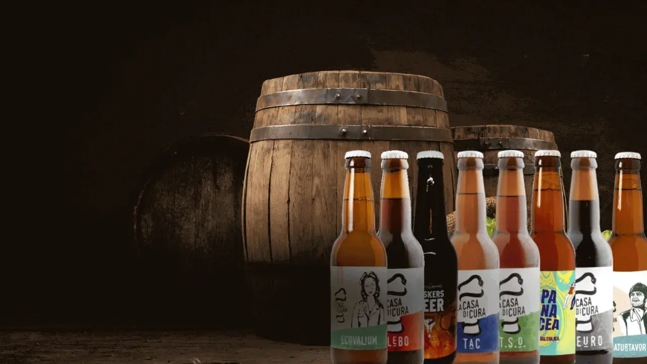 Bottiglie di birra artigianale davanti a botti di legno, un'atmosfera da keller pub.