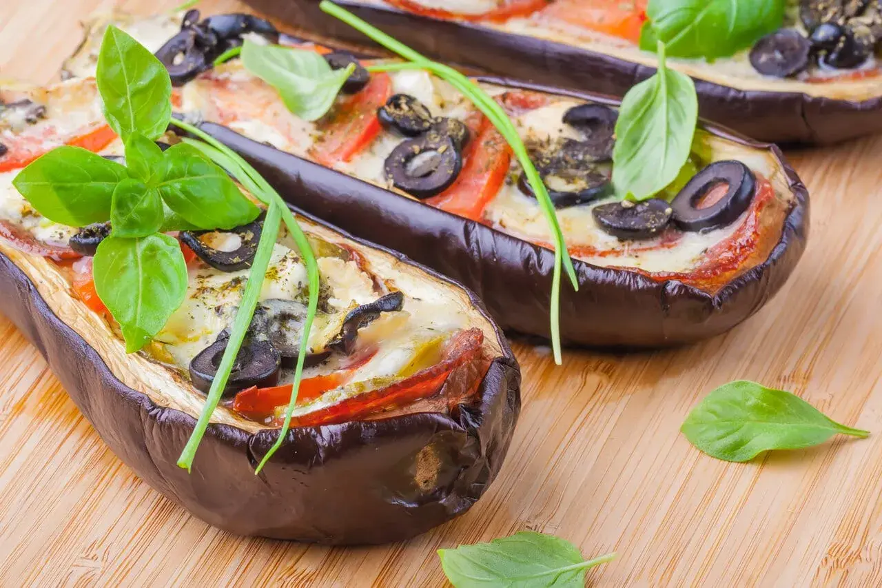 Aubergines farcies, une recette italienne savoureuse avec viande hachée, tomates, olives et basilic frais.