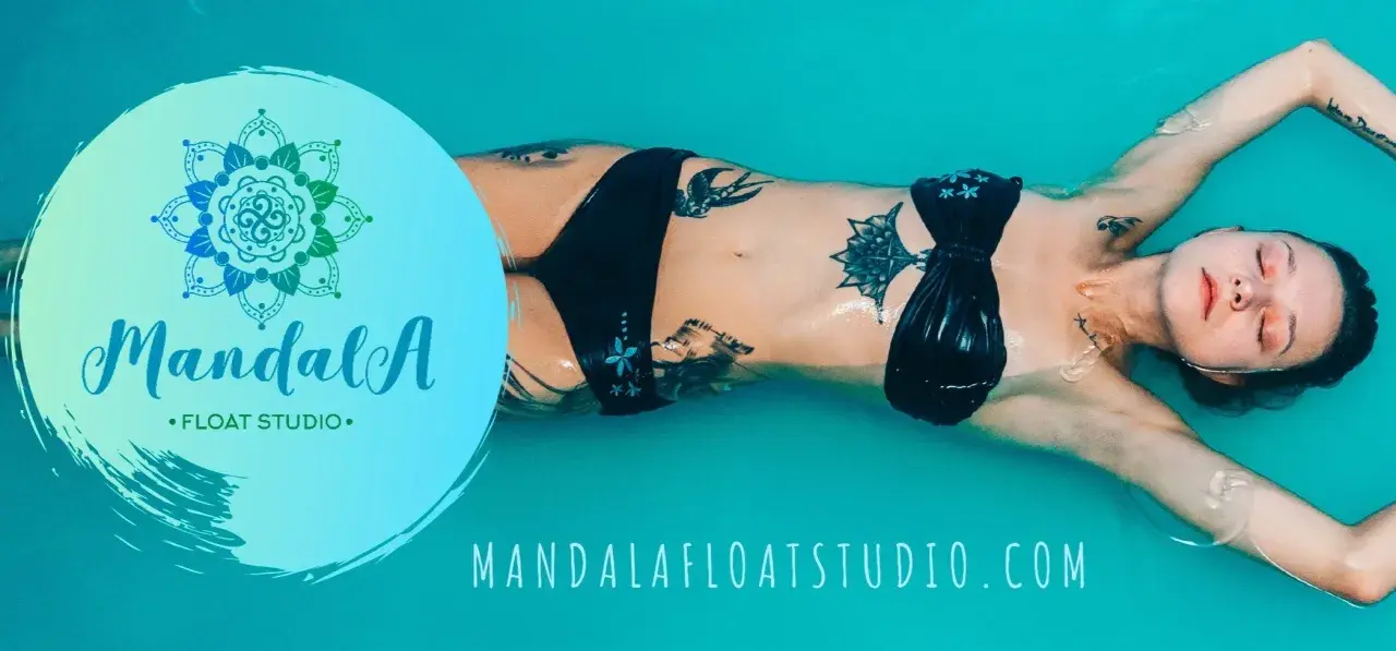Relaks w Mandala Float Studio Gdańsk. Kobieta unosi się na wodzie, otoczona spokojem.