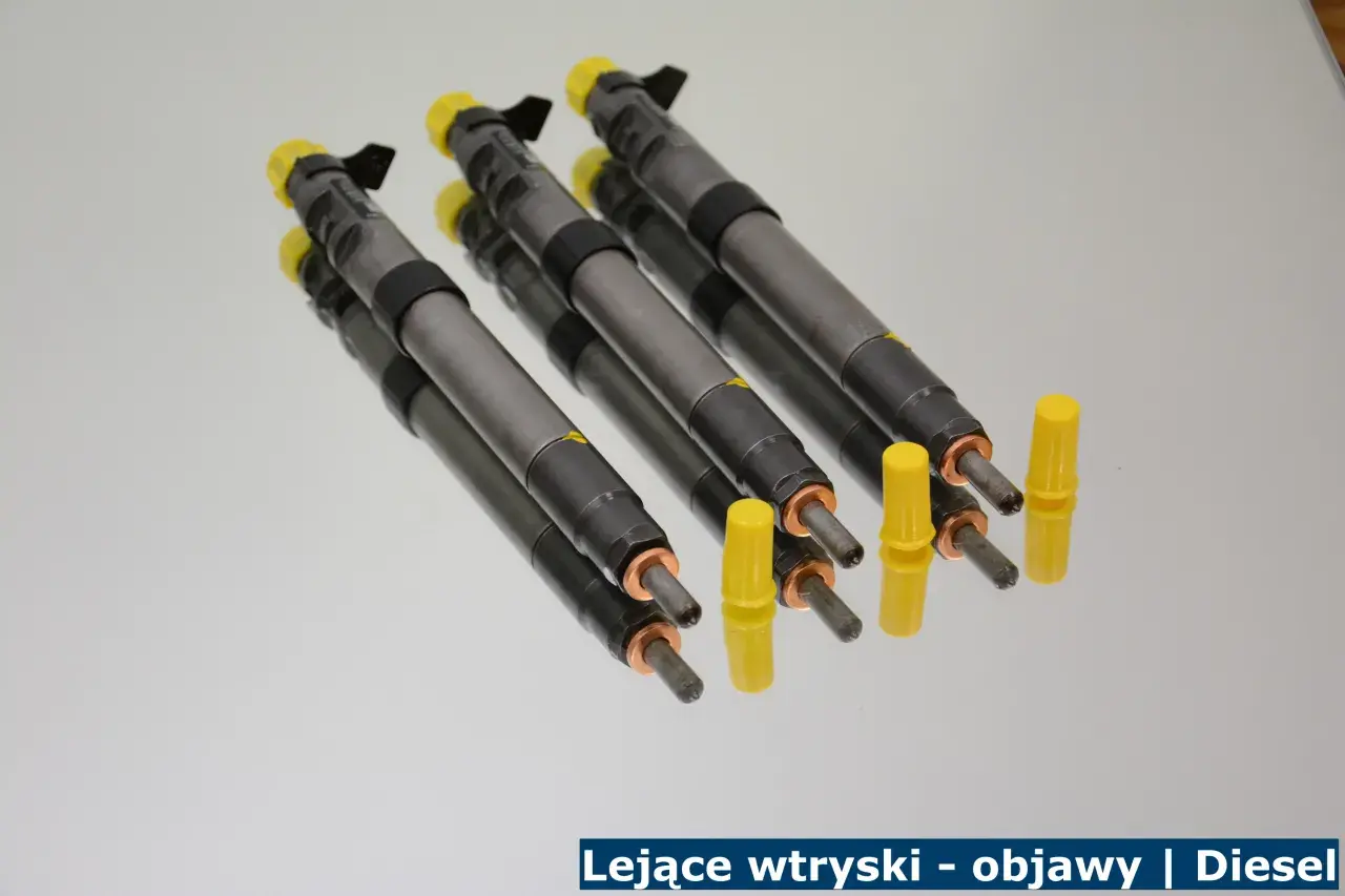 Kilka wtryskiwaczy Common Rail z żółtymi kapturkami, gotowych do montażu. Objawy lejących wtryskiwaczy diesel mogą być różne.