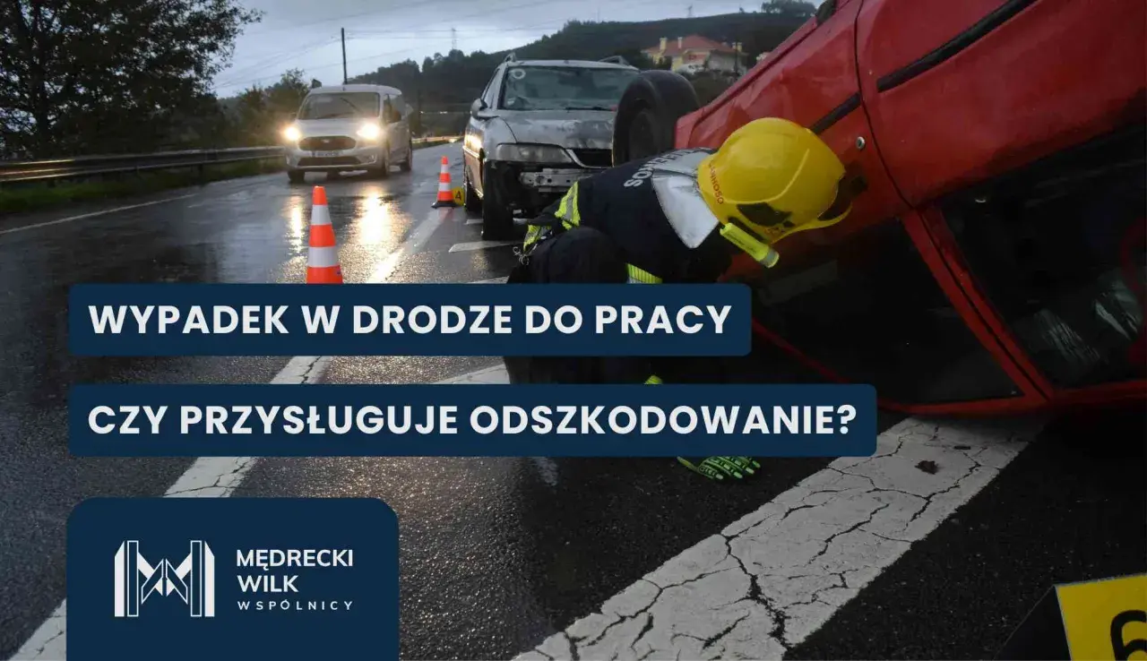 Wypadek przy pracy na drodze. Strażak w żółtym kasku bada przewrócony czerwony samochód.