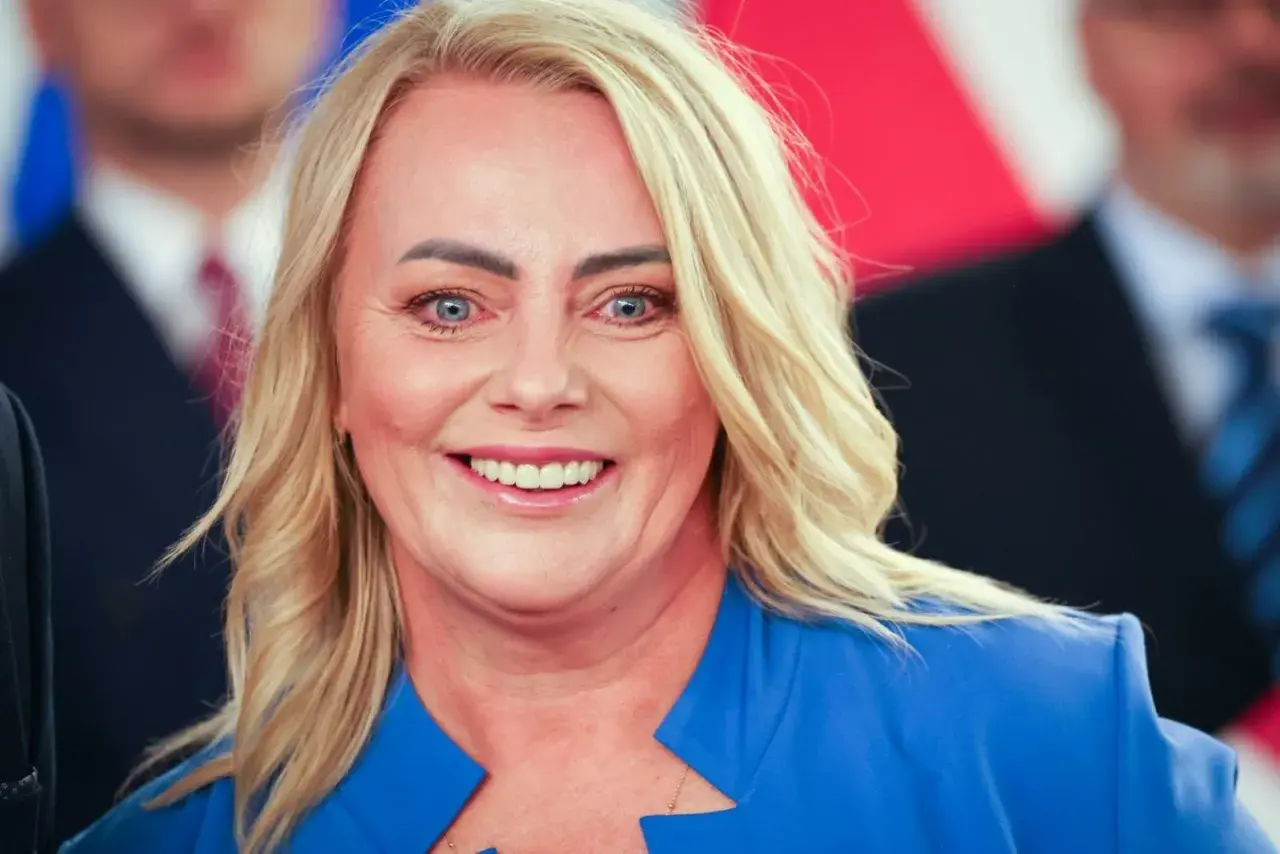 Uśmiechnięta Iwona Hartwich w niebieskiej marynarce. Kontakt do biura poselskiego można znaleźć na stronie internetowej.