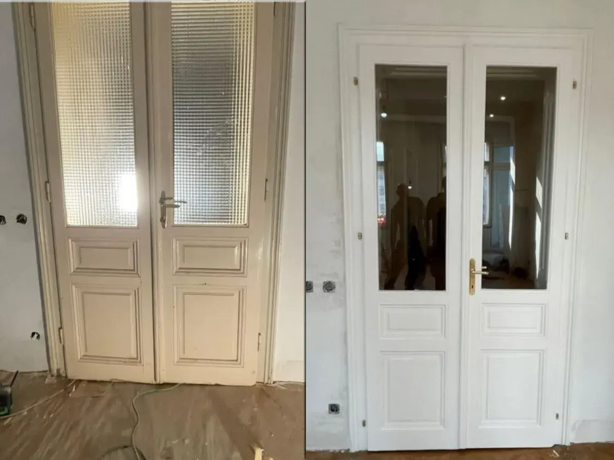Prima e dopo: porte interne verniciate di bianco, con vetri trasparenti che riflettono la stanza.