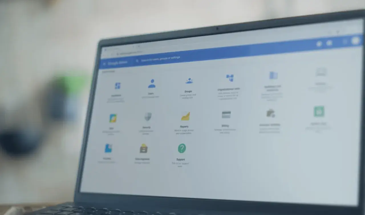 Panel administracyjny systemu operacyjnego Chrome, z widocznymi opcjami: Użytkownicy, Grupy, Raporty i Wsparcie.