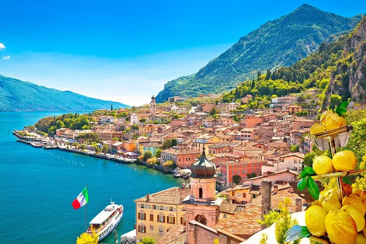 Limone sul Garda, con i suoi profumati limoni, si affaccia sul lago azzurro, incorniciato da montagne verdi.