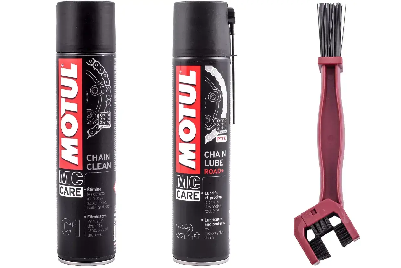 Dwa spraye Motul: Chain Clean i Chain Lube Road+ oraz szczotka do czyszczenia łańcucha. Idealny zestaw do pielęgnacji napędu, by smar do łańcucha Motul działał jak najlepiej.