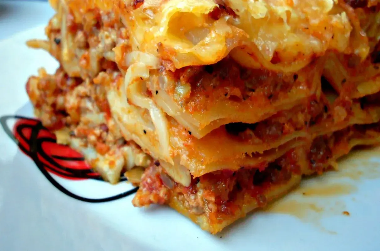 Pyszne ciasto na lasagne zamiast gotowych płatów. Przepis na domową wersję klasycznego dania, z warstwami mięsa i sosu.