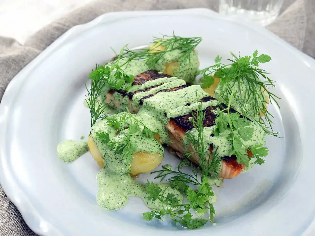 Grillad lax med krämig örtsås och kokt potatis. Ett utsökt gourmet fiskrecept som ser fantastiskt ut!