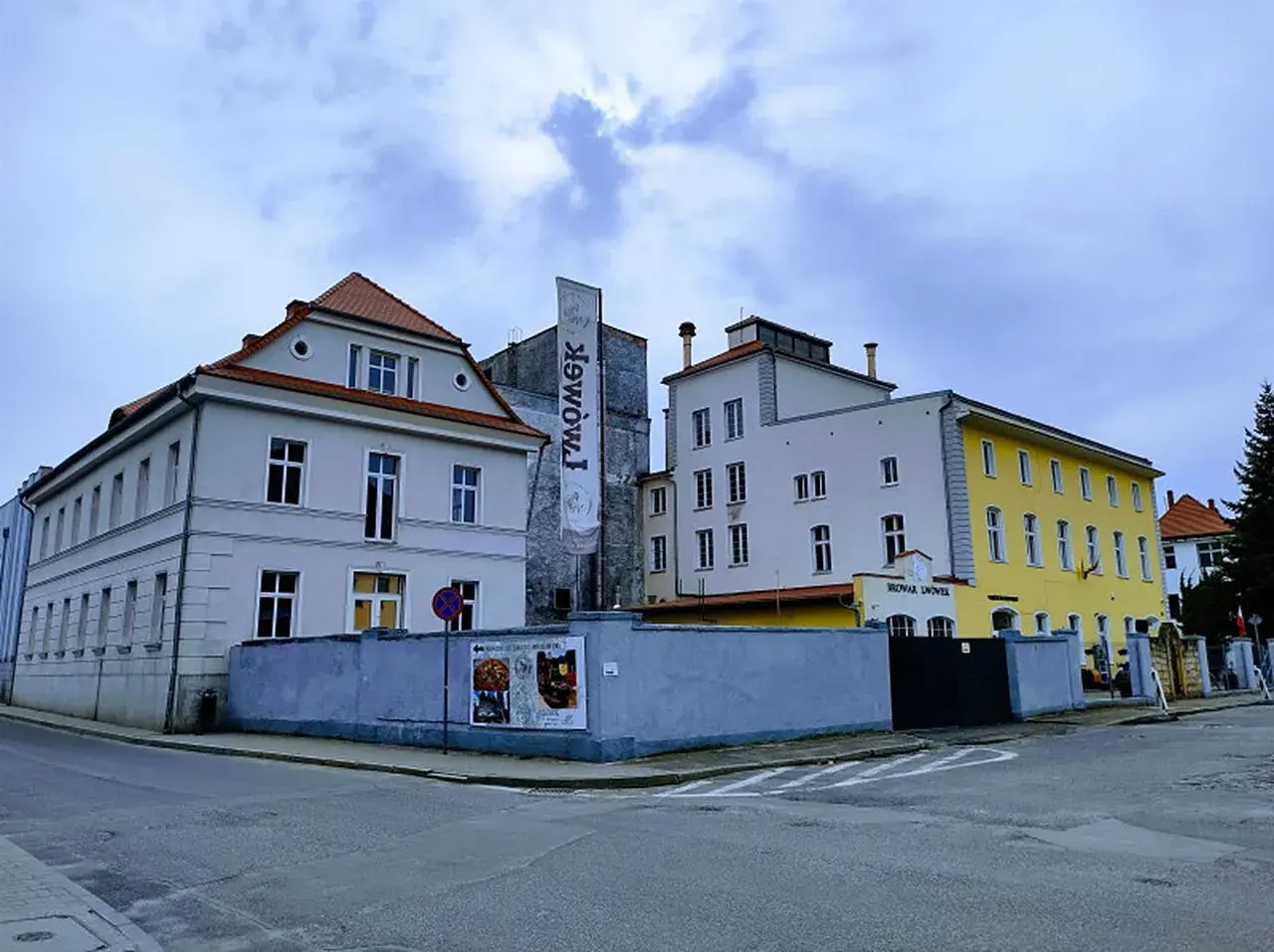 Najstarszy browar w Polsce, Browar Lwówek, z charakterystyczną wieżą i żółtym budynkiem.