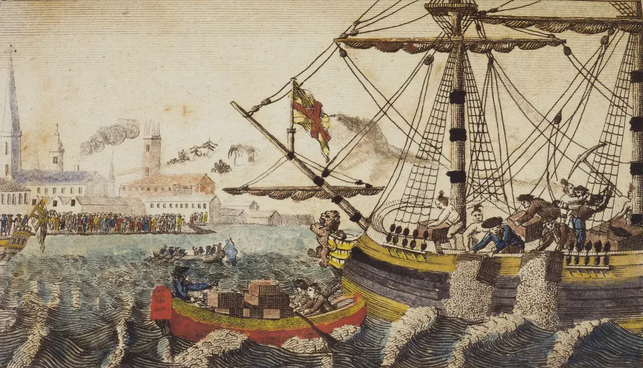 Bostonskie picie herbaty: ludzie wyrzucają skrzynie z herbatą do wody z pokładu statku, w tle miasto i tłum.