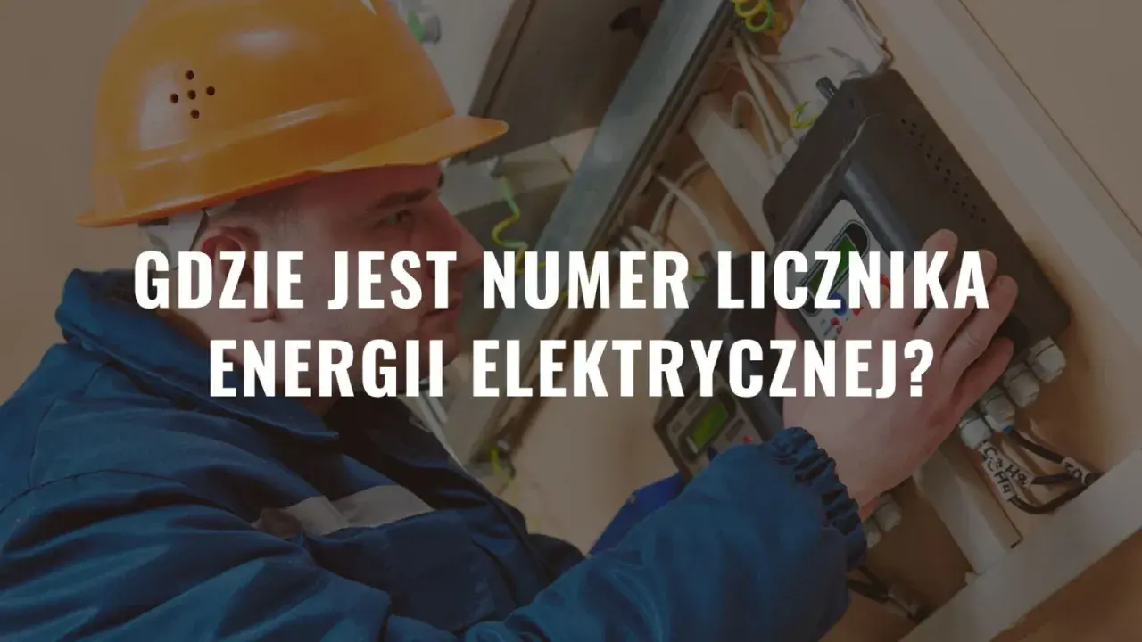 Elektryk w kasku sprawdza numer licznika energii elektrycznej przy skrzynce z przewodami.