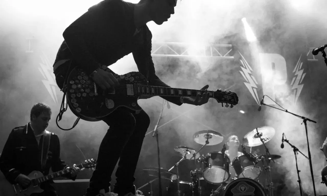 Gitarrister på scen i Stockholm. Kolla in vår livemusik stockholm kalender för fler band.