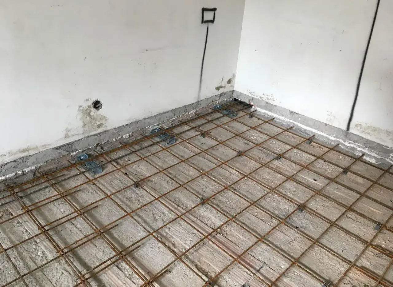 Rete metallica posata per il consolidamento solaio in legno. L'armatura è pronta per il getto di calcestruzzo.