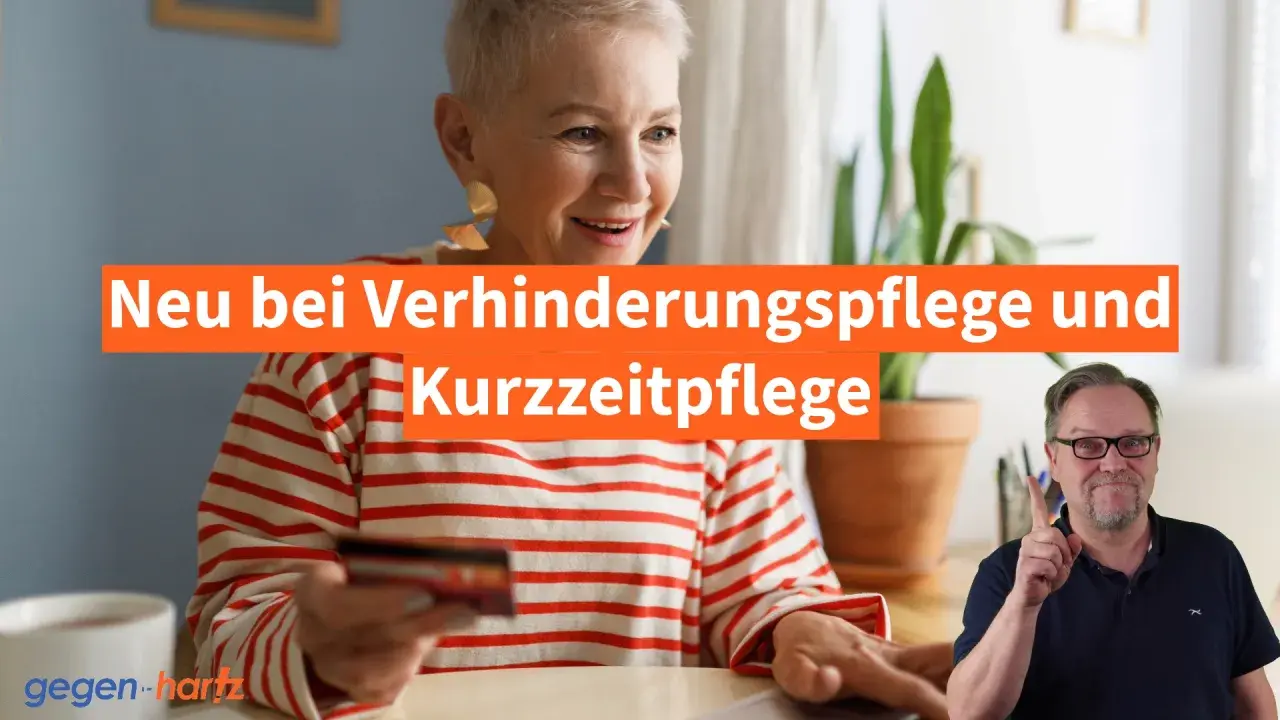 Lächelnde Frau mit Kreditkarte, Mann zeigt aufmerksamkeitsstark. Text: Neu bei Verhinderungspflege und Kurzzeitpflege.