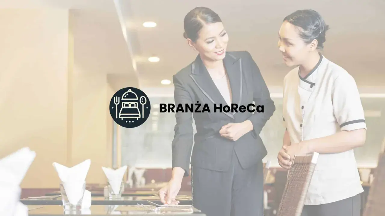 Dwie kobiety w restauracji, symbolizujące branżę HoReCa, przygotowują stolik.