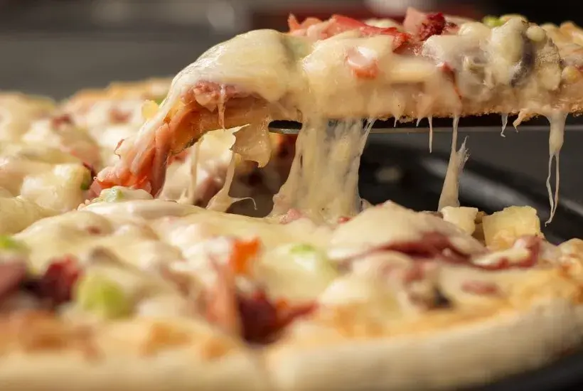 Ile kalorii ma pizza? Sprawdź, co naprawdę kryje się w Twoim kawałku