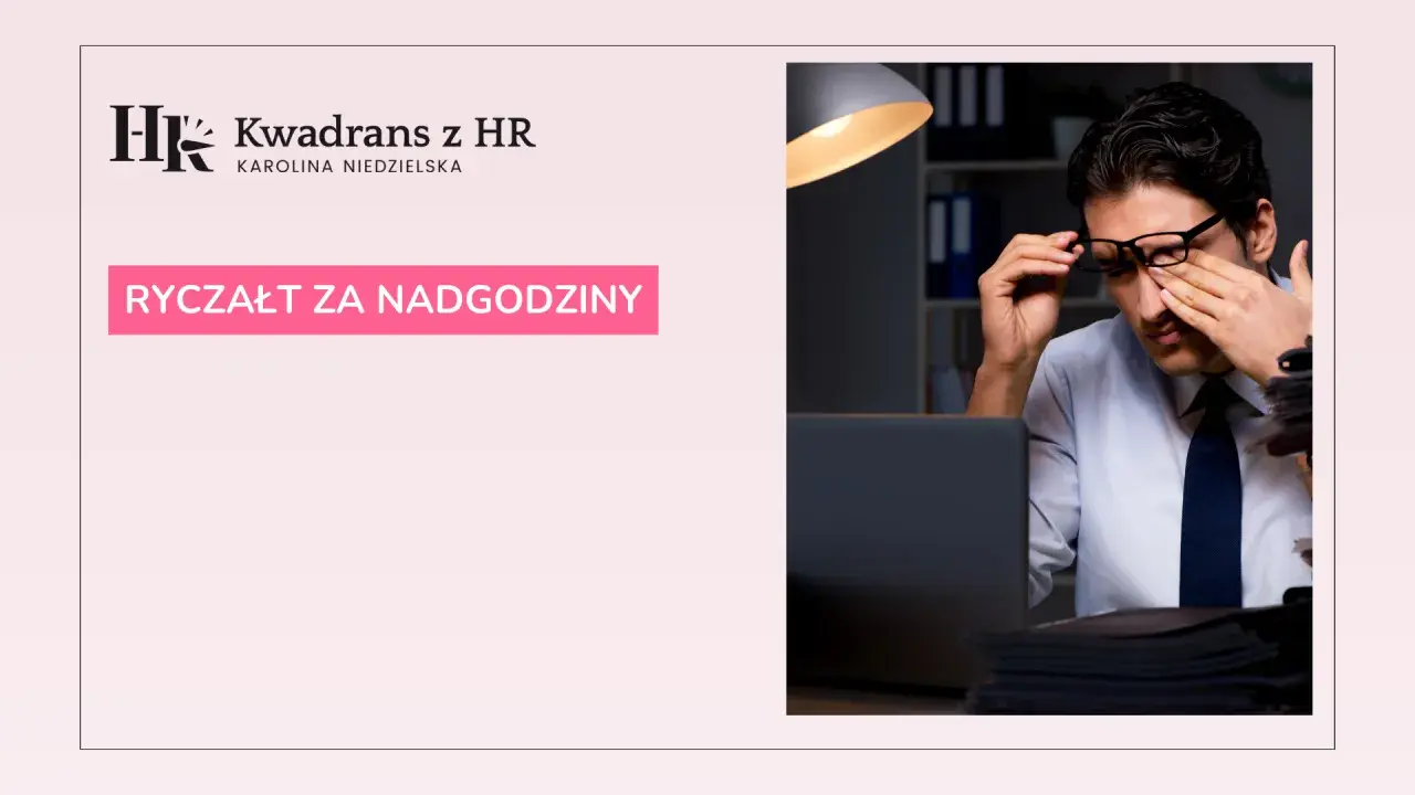 Zmęczony pracownik biurowy pociera oczy przy biurku. Tekst: "Ryczałt za nadgodziny".