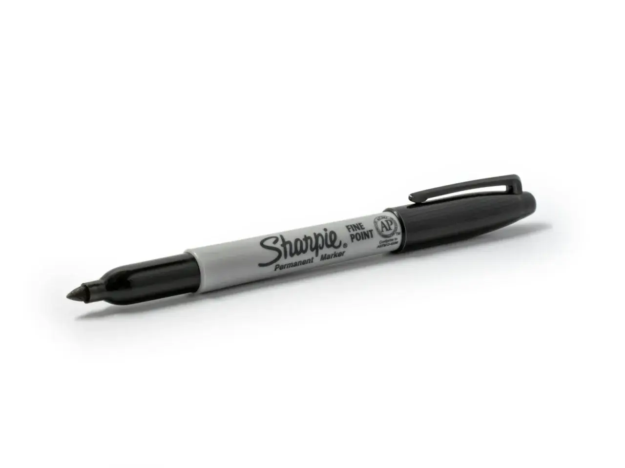 Czarny marker Sharpie z drobną końcówką, gotowy do tworzenia trwałych napisów lub usuwania stare plamy z flamastra.