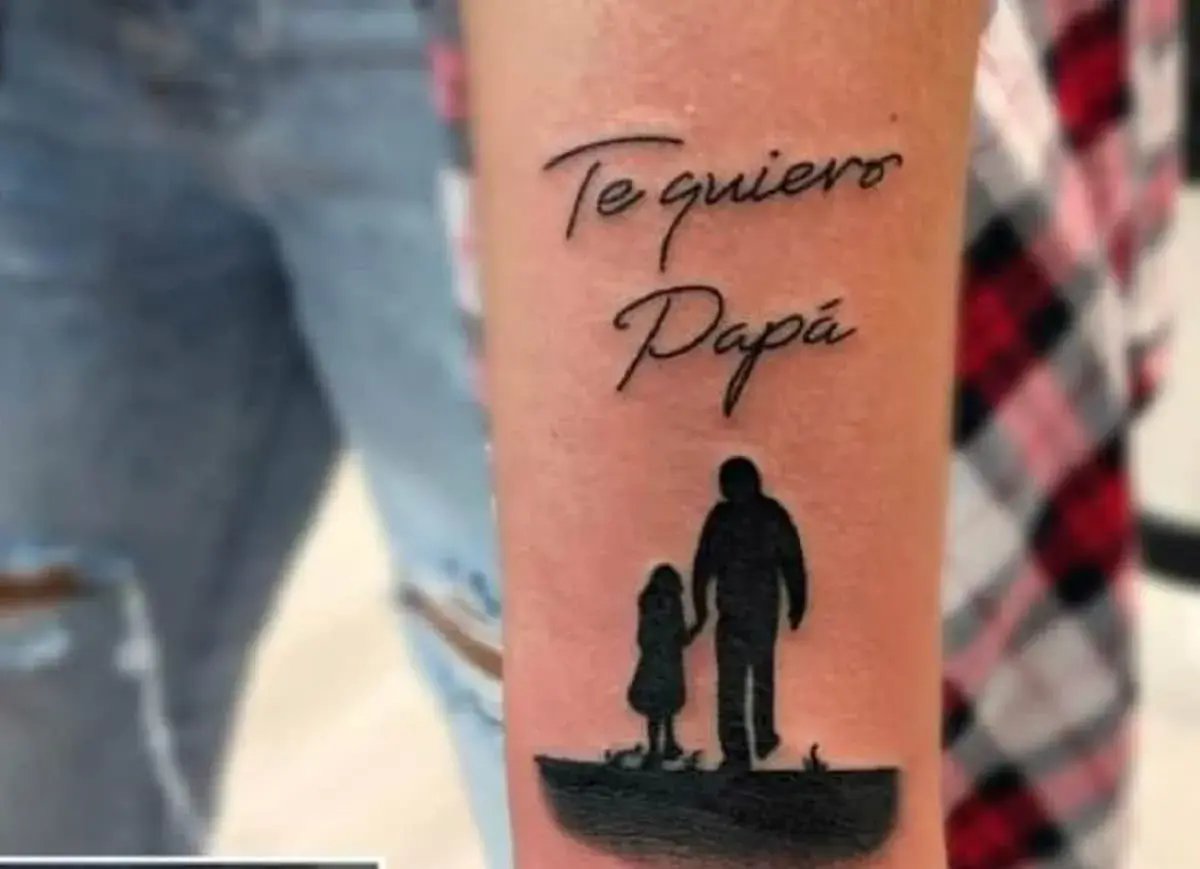 Wzruszający tatuaż tata i córka: napis "Kocham Cię Tato" i sylwetki ojca z dzieckiem idących razem.