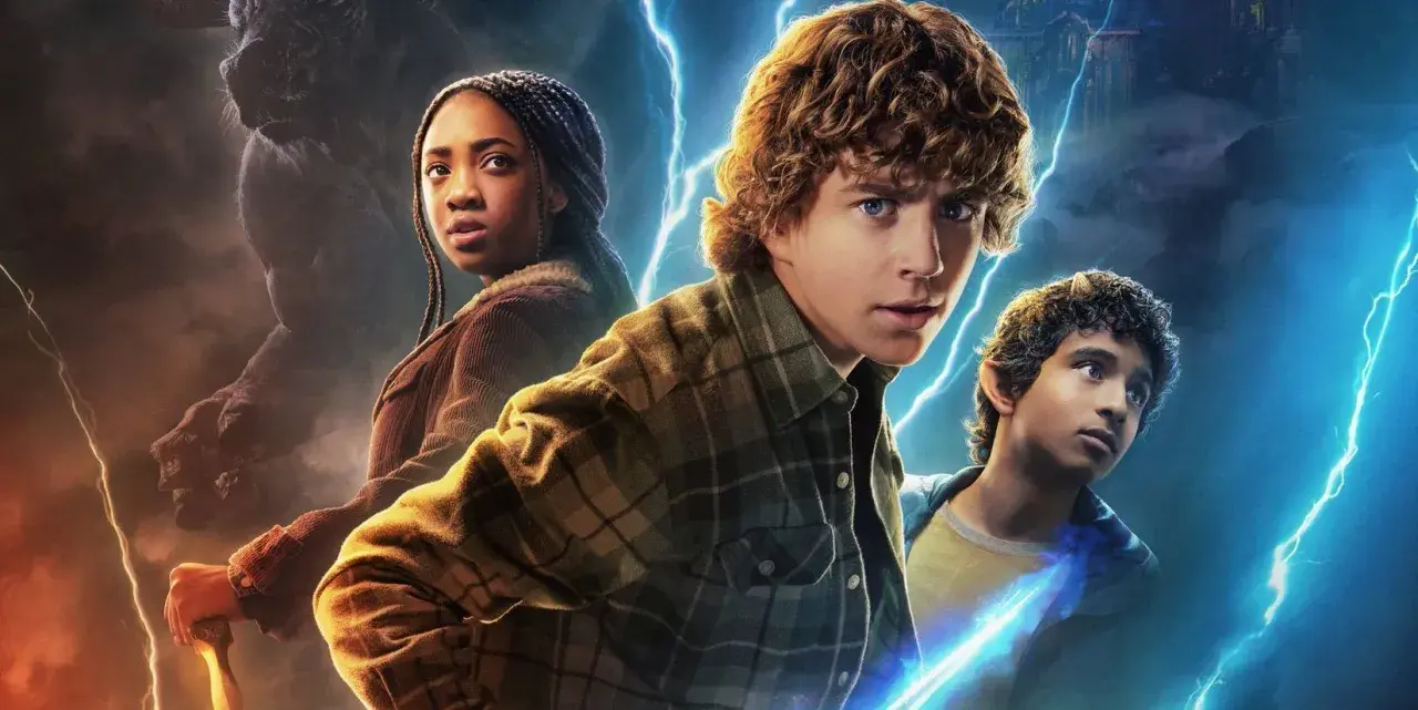 Trójka bohaterów, w tym Percy Jackson, stawia czoła potworom w filmach "Percy Jackson i bogowie olimpijscy".