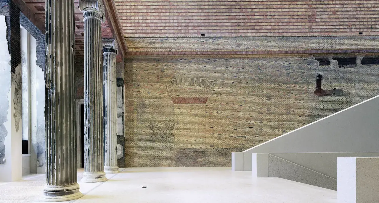 Im Chipperfield Museum treffen antike Säulen auf rohe Ziegelwände und moderne Treppen.