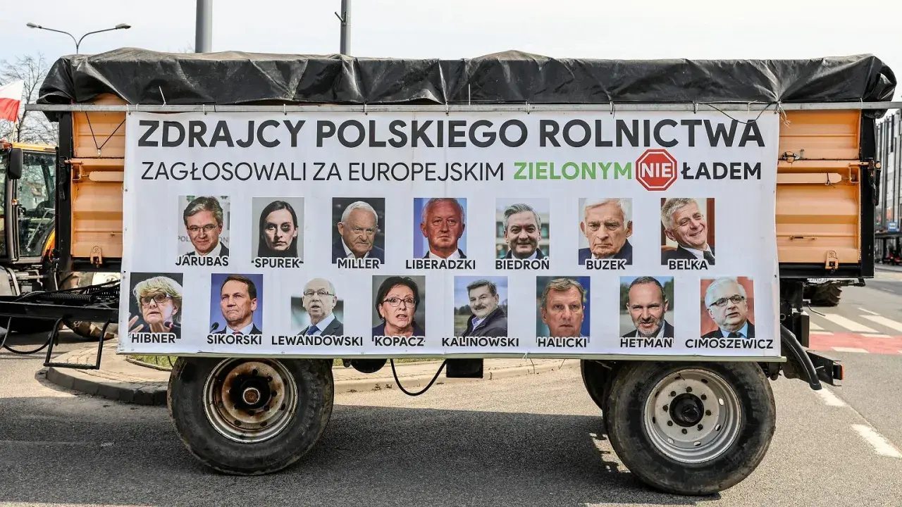 Plakat na przyczepie z portretami europosłów i napisem "Zdrajcy polskiego rolnictwa".