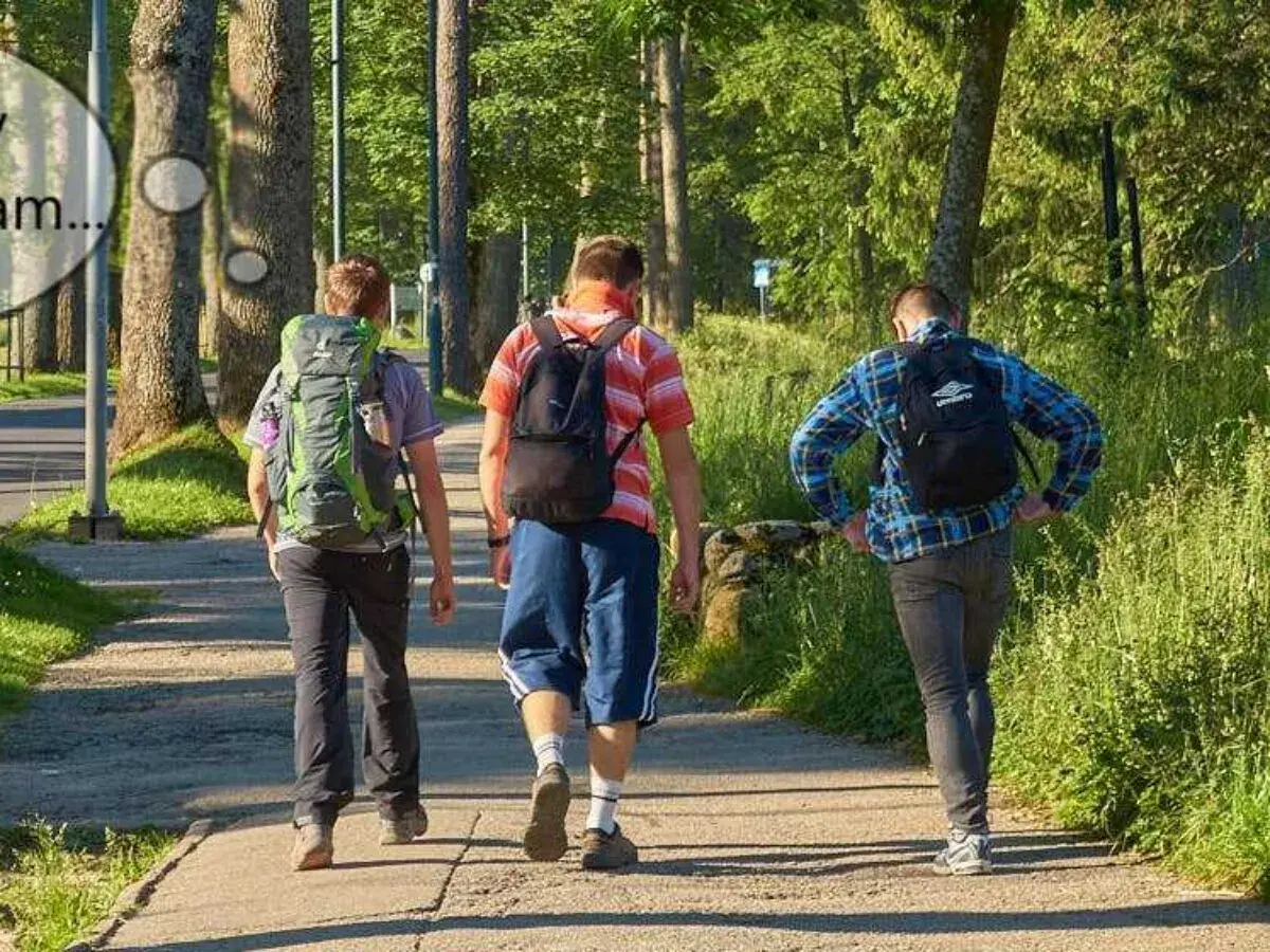 Trzech przyjaciół wyrusza na przygodę, ucząc się, jak zacząć chodzić po górach. Plecaki gotowe, droga przed nimi.