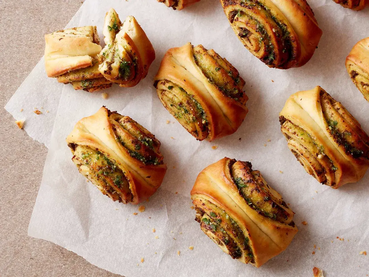 Köstliche Brötchen, perfekt um Pizzateig zu verwerten. Goldbraun gebacken, mit einer würzigen Füllung.