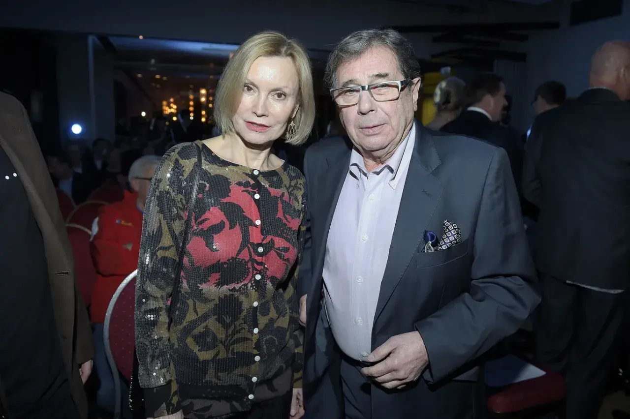 Tadeusz Borowski aktor życie prywatne: Para na evencie. On w garniturze, ona w błyszczącym kardiganie.