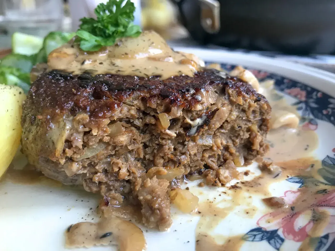 En saftig pannbiff med krämig svampsås, perfekt för ett klassiskt pannbiff recept. Serveras med potatis och grönsaker.