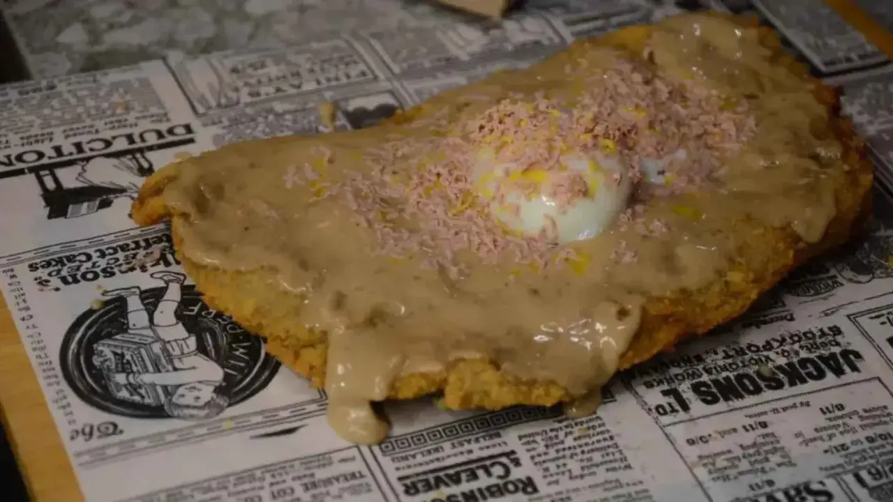 Plato de comida con huevo y salsa, ideal para comer barato en Zaragoza cerca del Pilar.