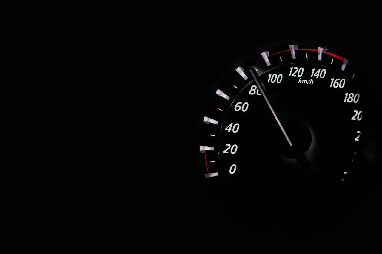 Przekroczenie prędkości o 30 km/h to 10 punktów karnych. Prędkościomierz pokazuje 110 km/h.