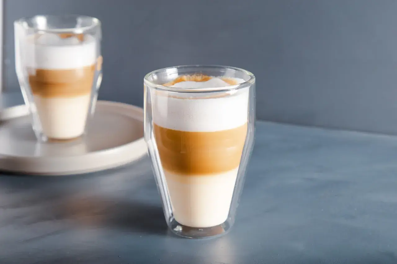 Dwa warstwowe latte macchiato w szklankach z podwójnymi ściankami, idealne na spokojny poranek.
