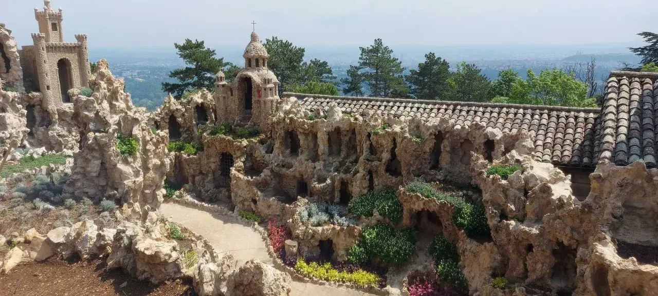 Un château et une église en pierre, ornés de végétation, offrant des visites insolites autour de Lyon.