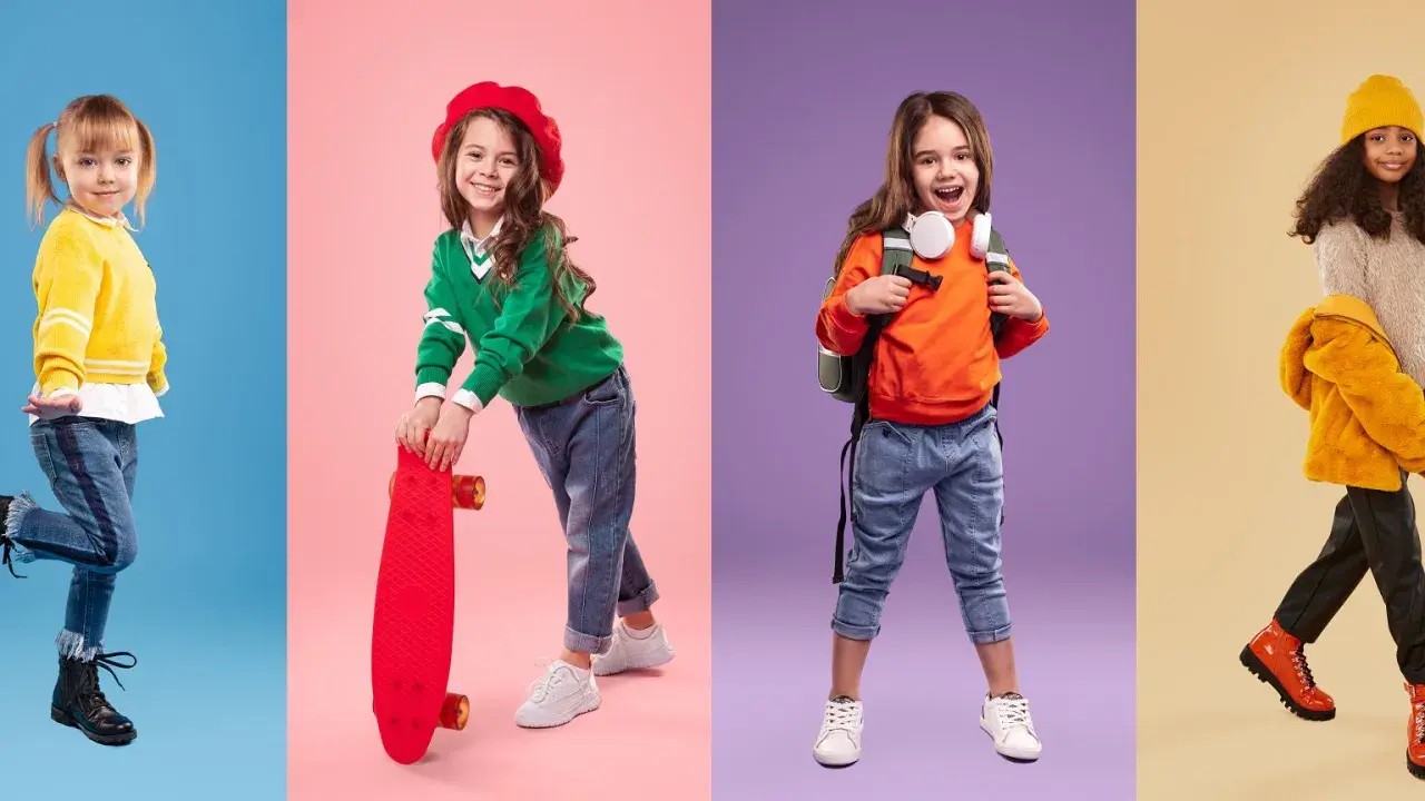 Cztery dziewczynki w modnych stylizacjach. Jedna w żółtym sweterku, druga z deskorolką, trzecia z plecakiem, czwarta w jesiennej kurtce. Rozmiar 122 pasuje na wiek 6-7 lat.