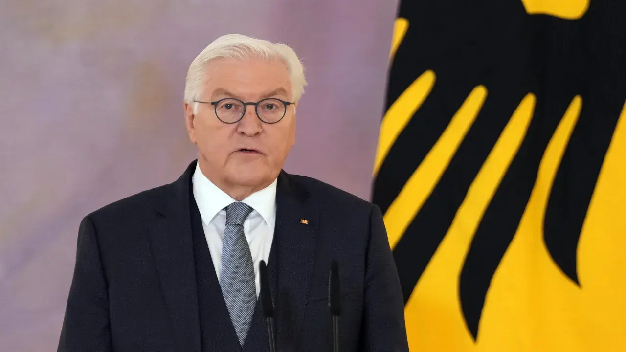 Bundespräsident Steinmeier spricht vor der deutschen Flagge. Ob das Volk neuwahlen verlangen kann, ist eine wichtige Frage für die Demokratie.