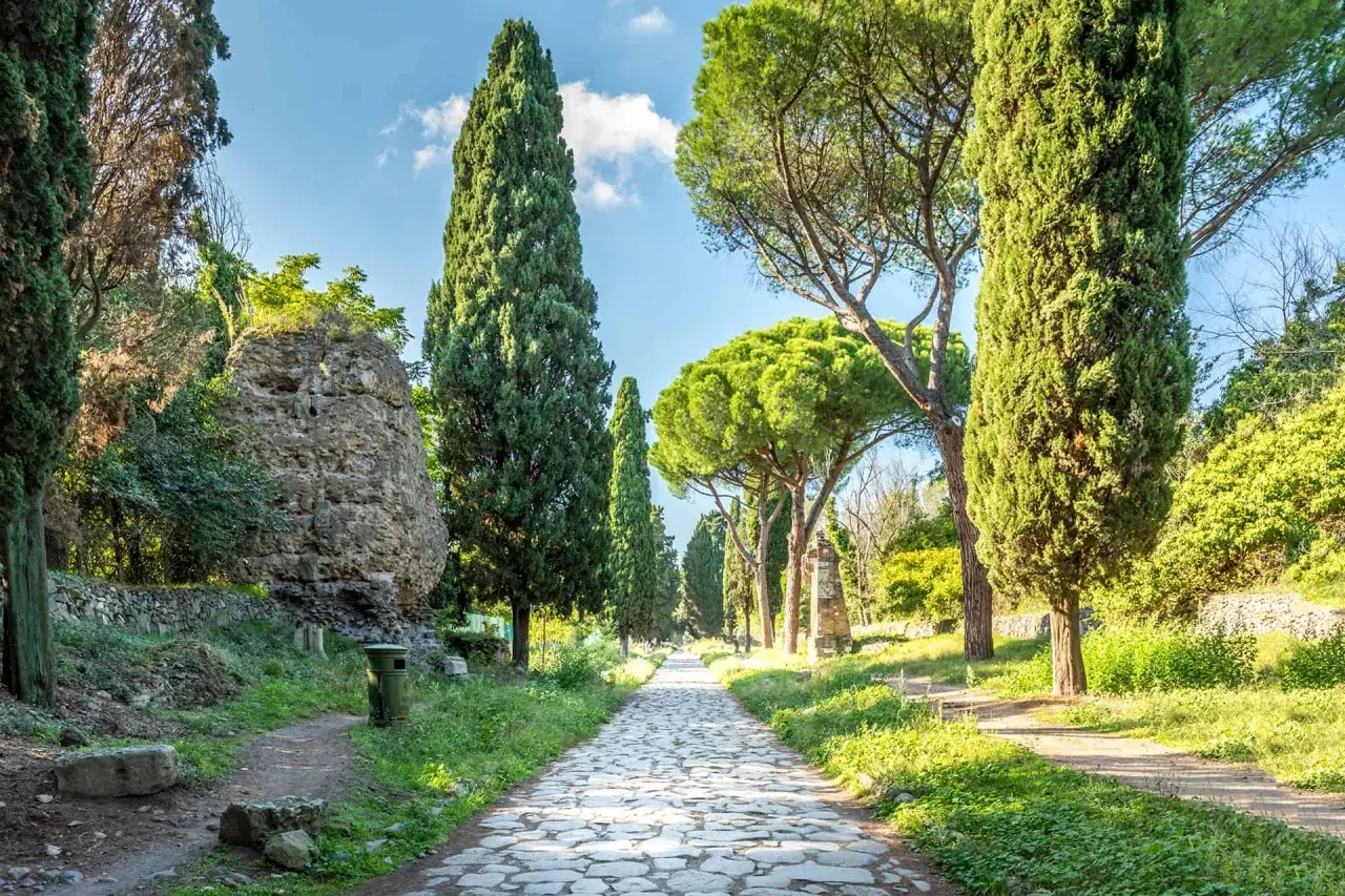 La voie appienne à Rome, bordée de cyprès et de pins majestueux, invite à un voyage dans le temps. Les pavés anciens racontent l'histoire de cette route légendaire.