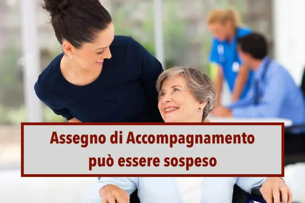 Giovane donna sorride a un'anziana in carrozzina. Testo: "Assegno di accompagnamento può essere sospeso".