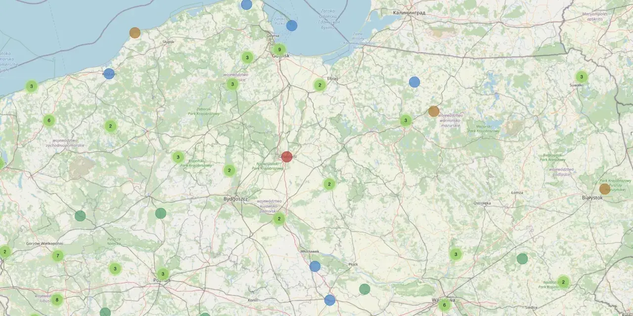 Mapa Polski z zaznaczonymi punktami, które mogą być związane z trasami gravel po łódzku. Kolory i liczby wskazują na różne kategorie lub ilości.