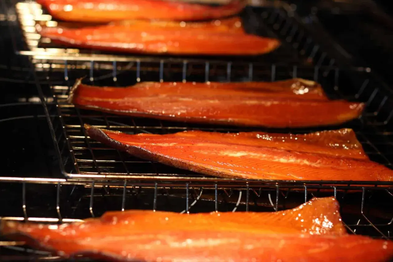 Filets de saumon brillants, prêts pour la cuisson, avec une belle couleur orangée. Une délicieuse marinade saumon bbq en préparation.