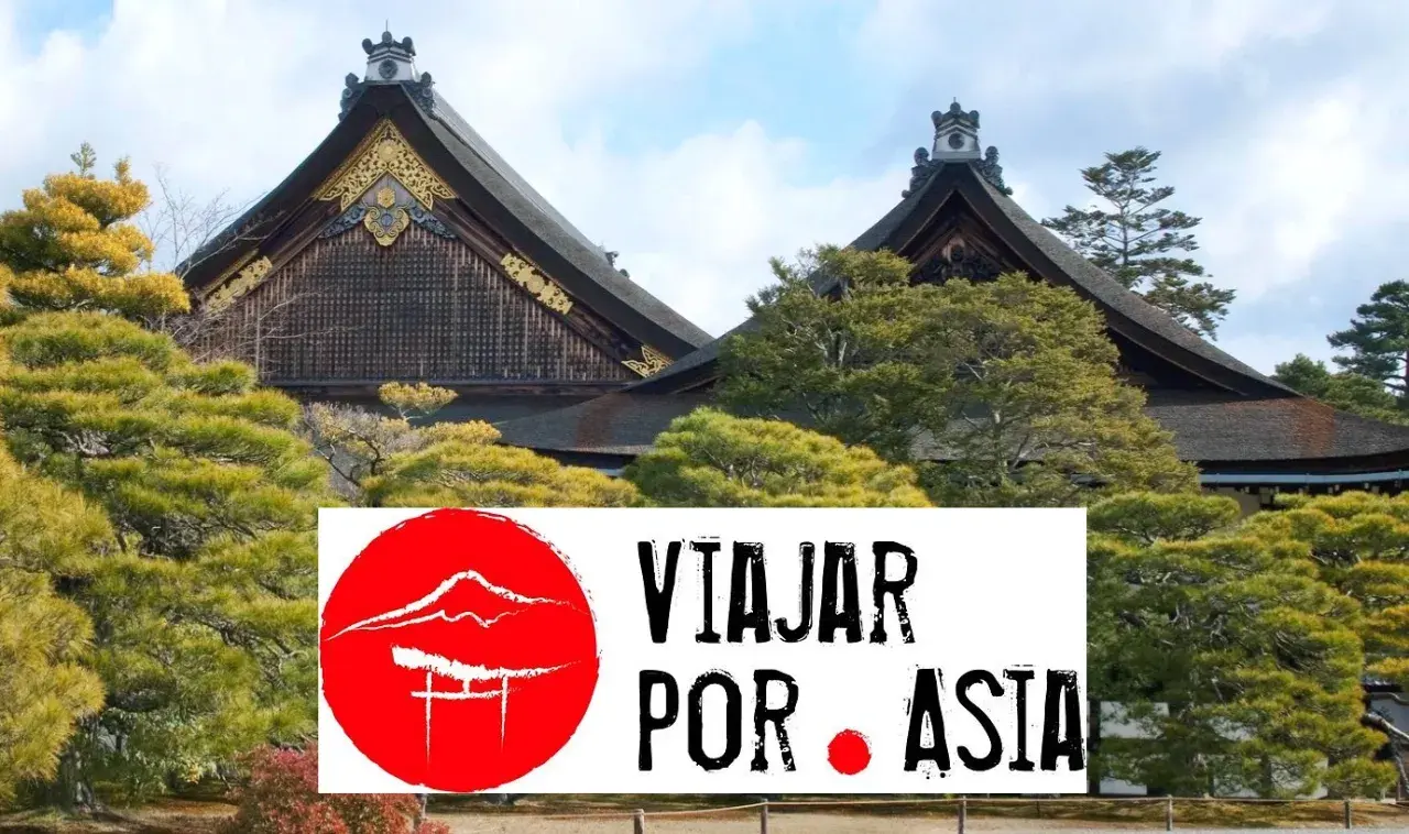 La mejor agencia para viajar a Japón: un templo japonés rodeado de árboles.